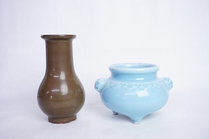 Lot of 2 Chinese Monochrome Porcelain Pieces