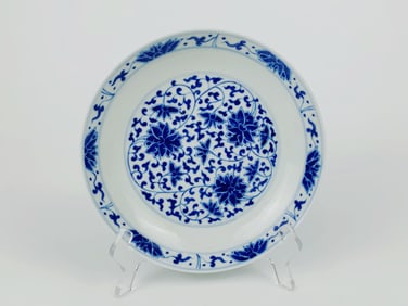 A Chinese Blue and White Plate with Stylized Floral Design, Qing Dynasty