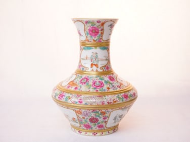 Chinese Rose Medallion 'Millefleurs' Porcelain Vase,Qing Dynasty