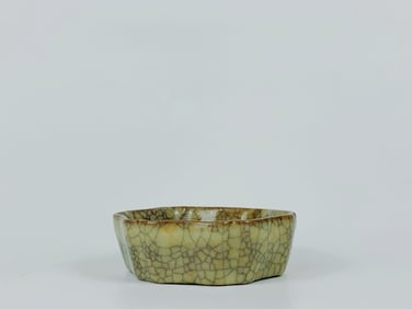 A Chinese Ge Type Crackle-Glazed Dish