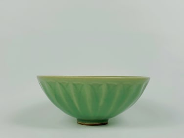 A ‘Longquan’ Celadon-Glazed 'Chrysanthemum' Bowl