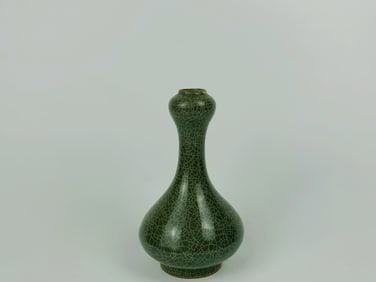 Chinese Guan Type Green Glazed Garlic-Head Vase