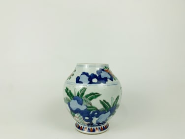 A Chinese Wucai Baluster Vase with Figures In A Garden, Qing Dynasty