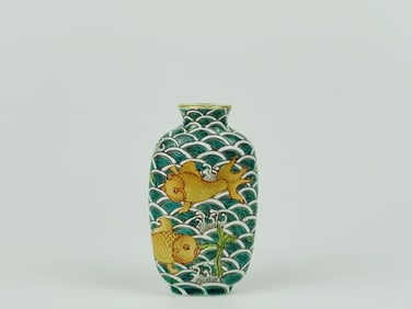 Chiense Famille Rose 'Kio' Porcelain Snuff Bottle