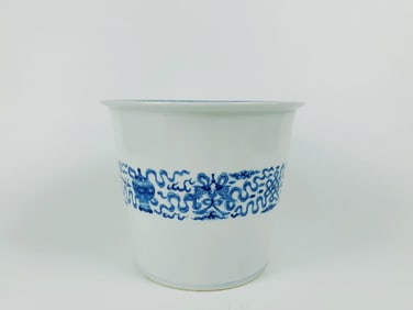 Fine Chinese Blue and White Porcelian Planter, 18th-19th Century