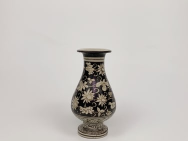 Chinese Jizhou Kiln 'Lotus' Vase