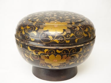 Large Japanese Lacquered  Round  Box,Edo Period