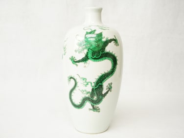 A Chinese Green-Enamelled 'Dragon' Vase with  Mark,Qing Dynasty