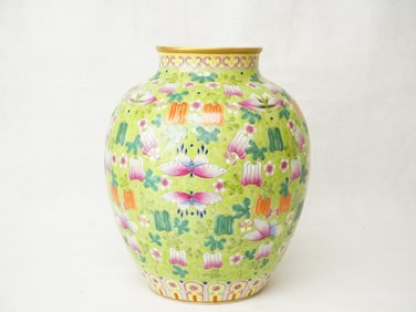A Famille Rose Green-Ground 'Butterflies' Vase with  Mark,Qing Dynasty