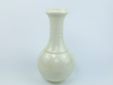 Chinese White Glazed  Vase with  Mark