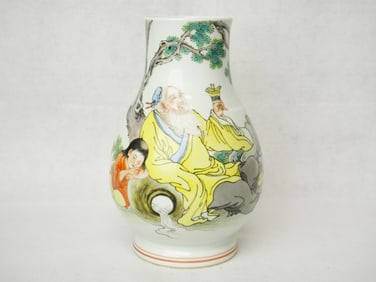 A Chinese Famille Rose 'Figural' Pear-Shaped Vase,20th Century