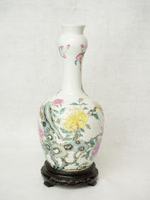 Chinese Famille Rose Garlic Neck Bottle Vase,Republic Period