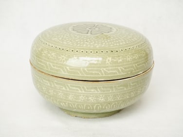 A Korean Goryeo Celadon Circular Box And Cover