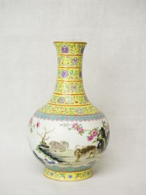 A Chinese Enamel Porcelain Globular Vase with Mark