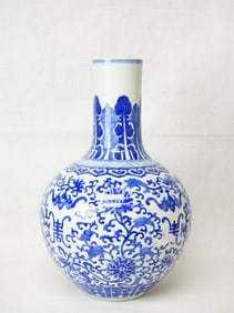 A Chinese Blue and White'Lotus' Globular Vase