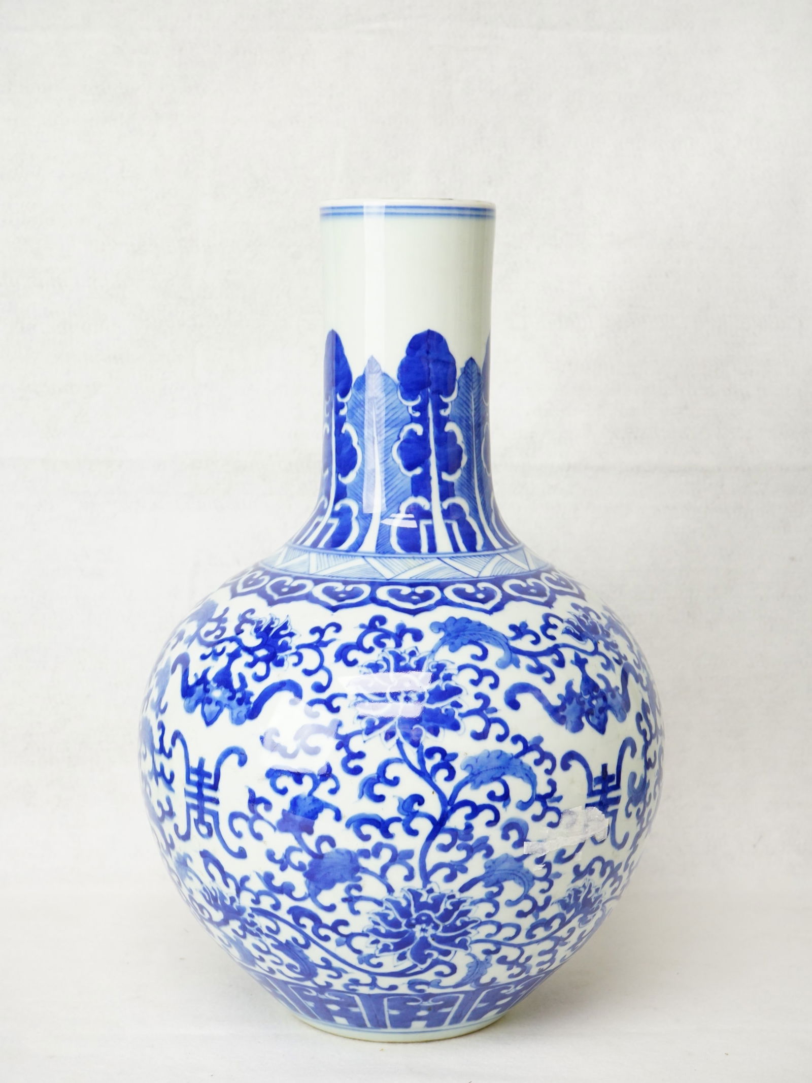 A Chinese Blue and White'Lotus' Globular Vase