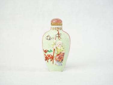 Chinese Porcelain Famille Rose Molded Snuff Bottle,Qing Dynasty