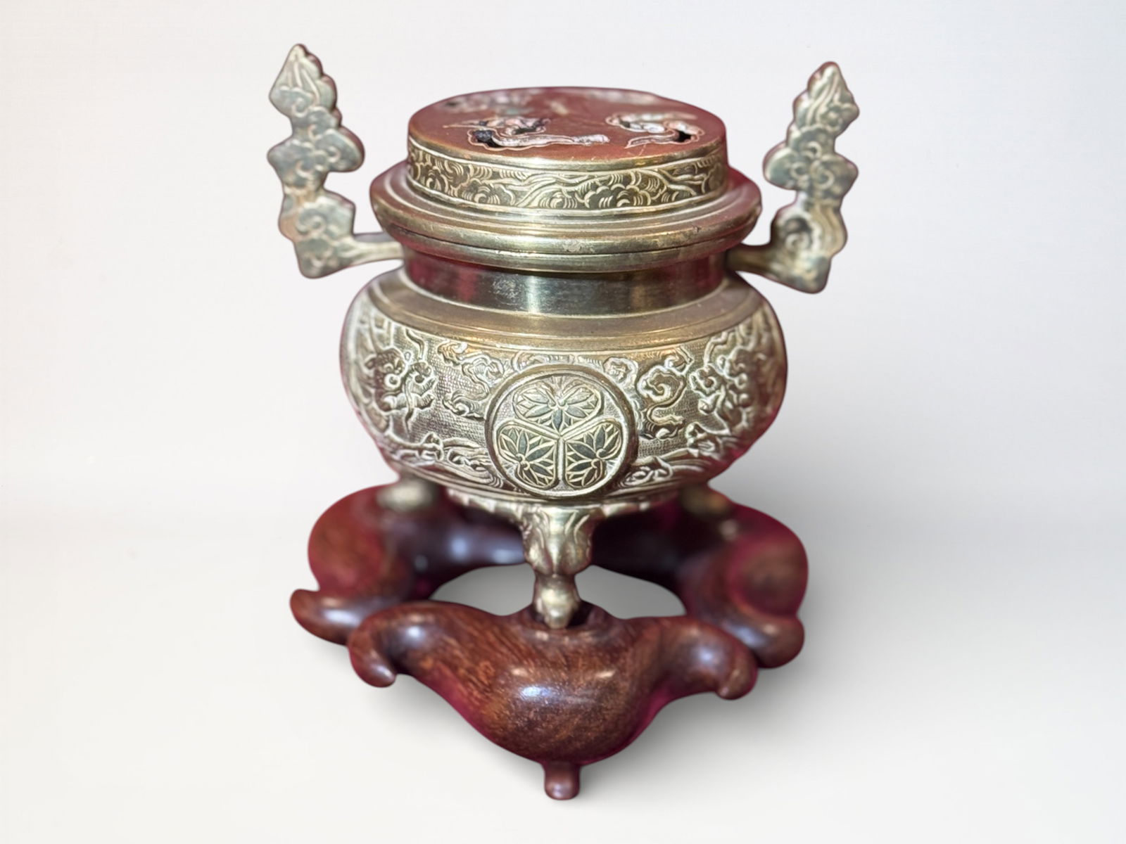 Japanese Bronze Censer With Tokugawa Clan: Japanese meiji brozne censer bears Tokugawa familly crest, side with chased dragon motif, bronze 5"w 5"ht Shipping: We offer in-house shipping services for most small items. This means that we will ta