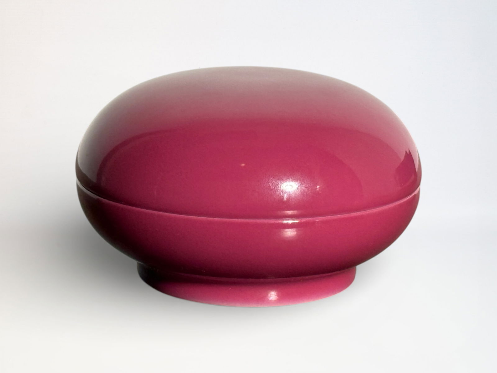 Chinese Ruby Pink Enamled Round Porcelain Box (1 of 10)