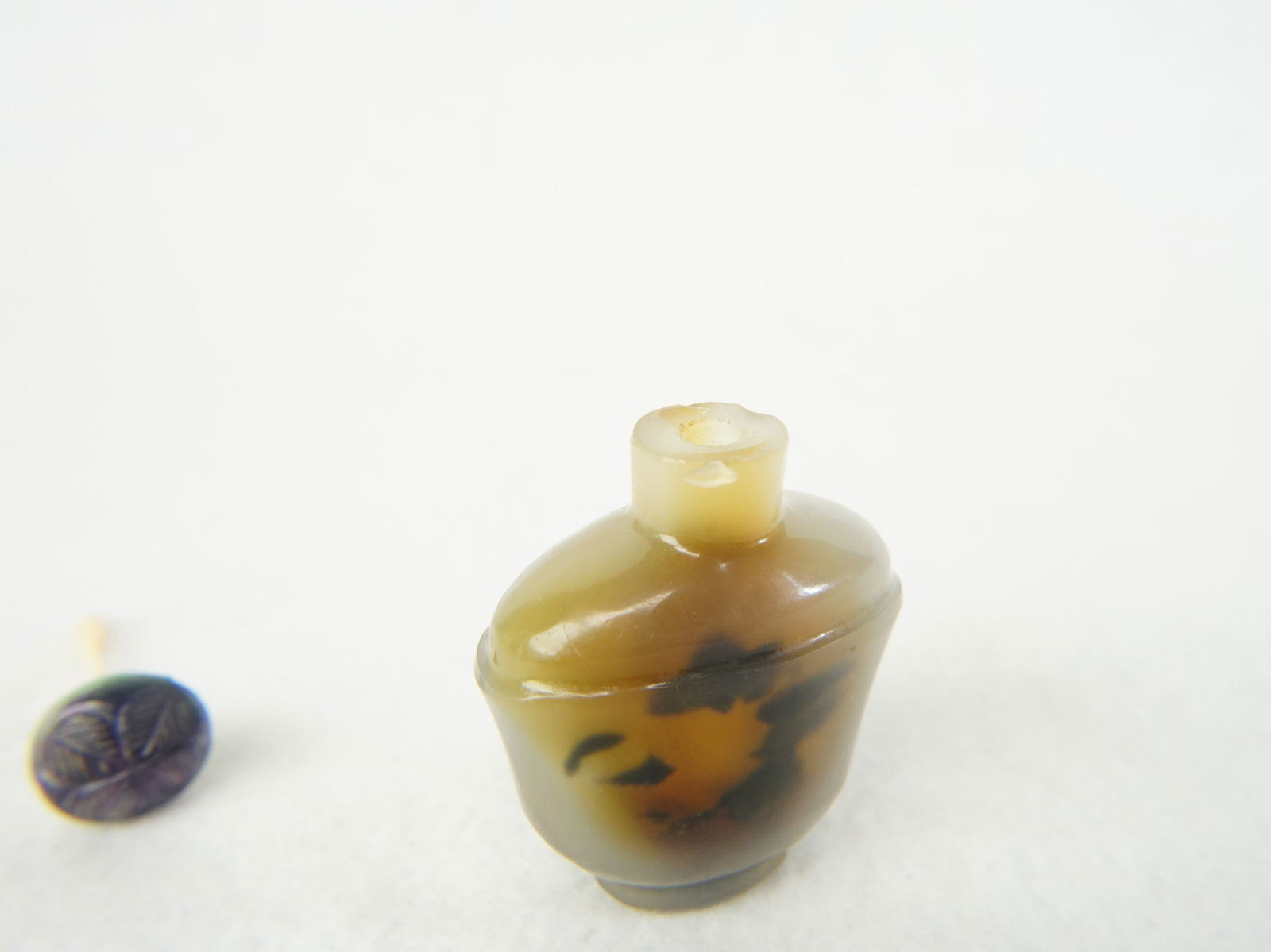 Chinese Carved Agate Snuff Bottle - 8