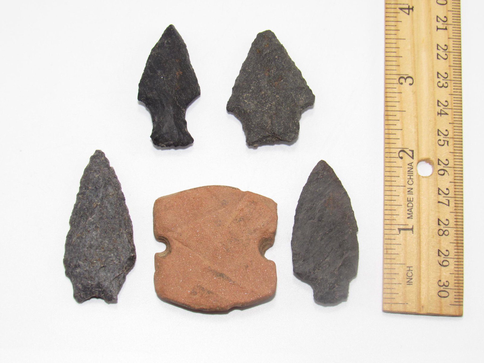 Four Prehistoric Indian Arrowheads And One Broken Stone Gorget (1 of 2)