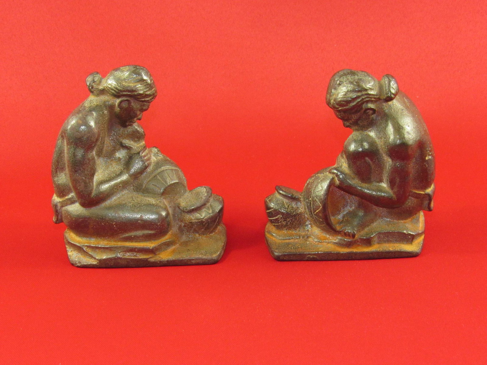 Vintage Native American Indian Cast Iron Bookends - Littco Indian Potter: Vintage cast iron Native American Indian bookends. These were made by Littco around 1925. Overall very good condition (see photos). The bottom felt pieces are missing. Approximately 5" tall. These com