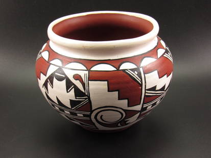Beautiful Southwestern Indian Style Pottery Bowl: Beautiful Southwestern Indian Style Pottery Bowl with unknown maker or artist mark on the bottom from an estate in Southern Kentucky.