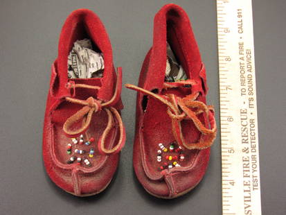 Vintage Native American Child Moccasins: Nice pair of vintage Native American child moccasins. These are from a Kentucky estate collection.
