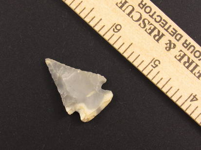 Very Nice Native American Notched Indian Flint Arrowhead: Very Nice notched Indian flint arrowhead from an old estate in Indianapolis, Indiana.