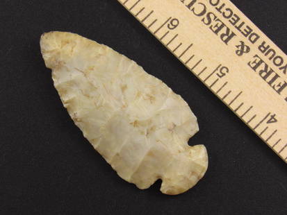 Beautiful Native American Indian Notched Dovetail Arrowhead: Attractive Indian notched arrowhead from an old estate in Indianapolis, Indiana. Label states "Delaware Co. Ohio"