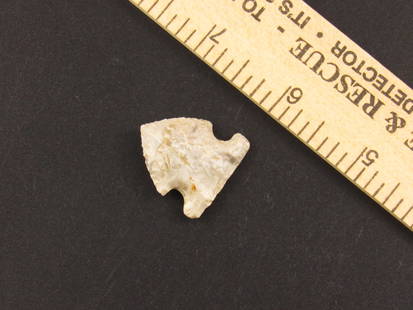 Very Nice Native American Indian Notched Flint Arrowhead: Very Nice Indian notched flint arrowhead from an old estate in Indianapolis, Indiana.