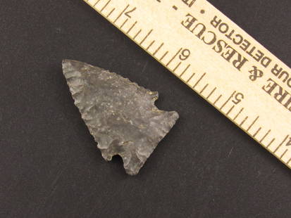 Beautiful Native American Indian Notched Flint Arrowhead: Beautiful Indian notched flint arrowhead from an old estate in Indianapolis, Indiana.