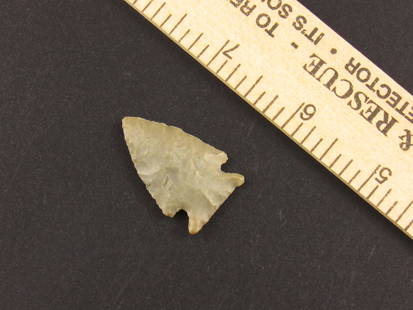 Beautiful Native American Indian Notched Flint Arrowhead: Beautiful Indian notched flint arrowhead from an old estate in Indianapolis, Indiana.