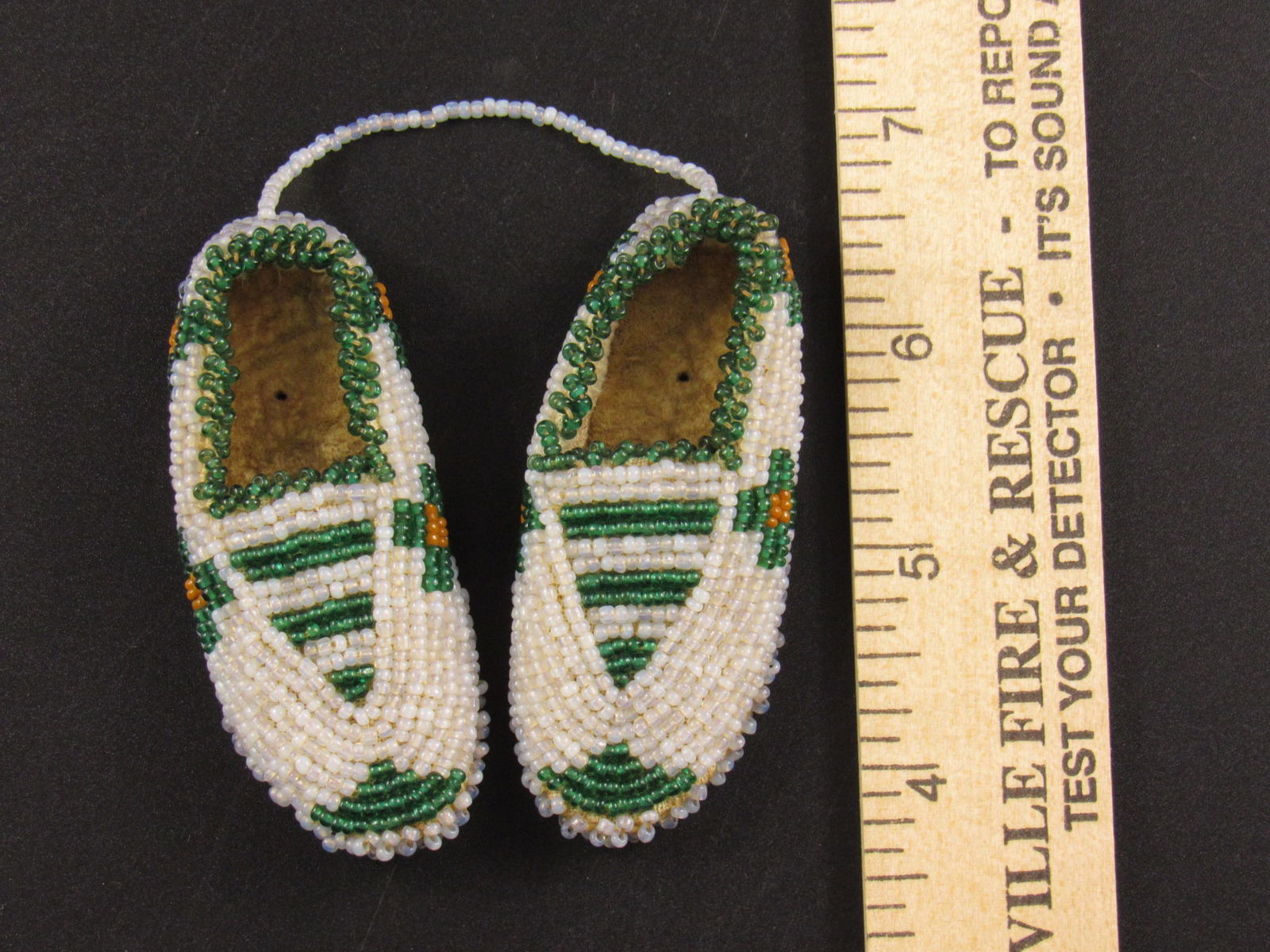 Beautiful Vintage Native American Indian Miniature Beaded Moccasins (1 of 2)