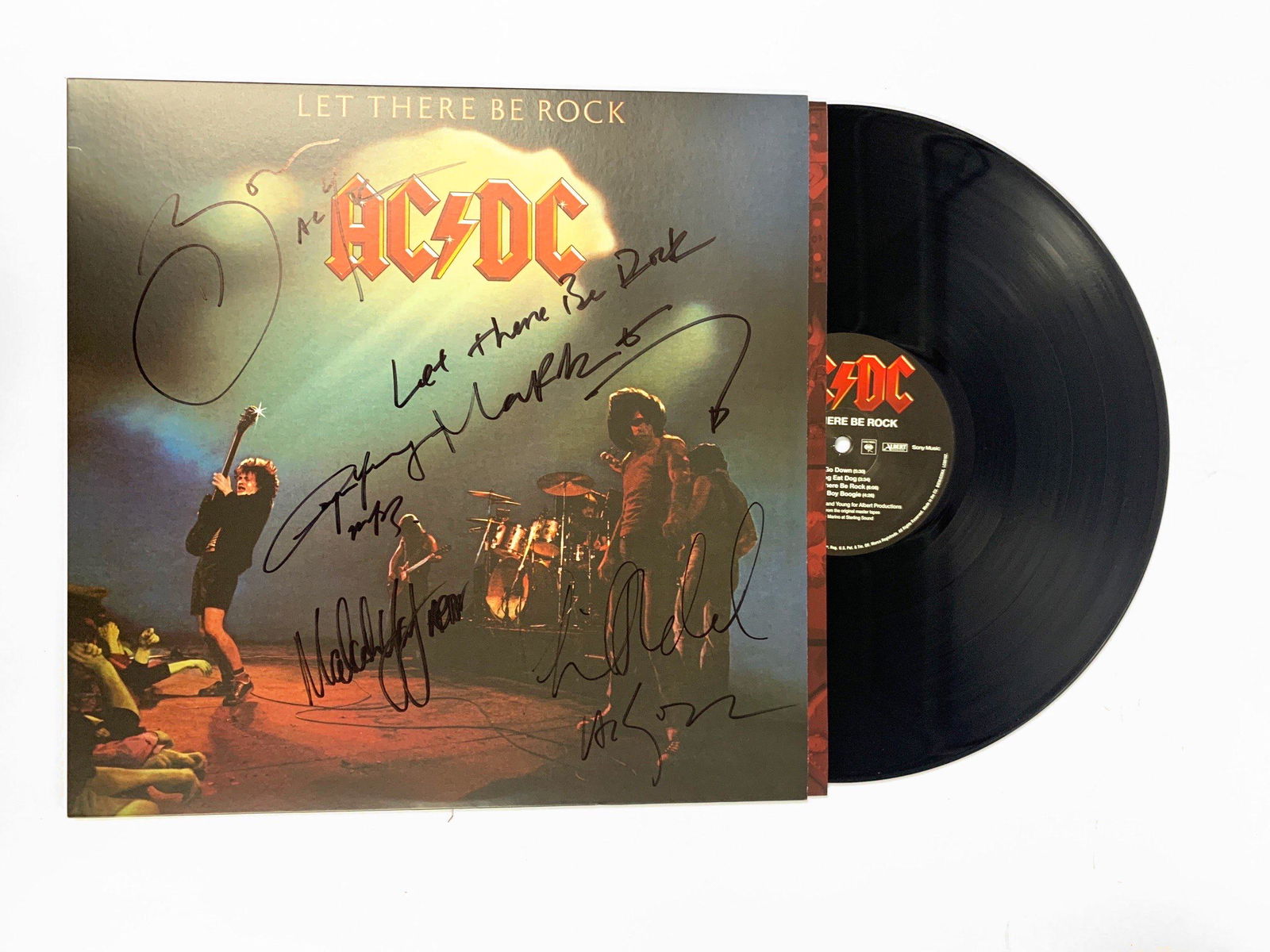 Autograph Signed ACDC Vinyl: Category: Autograph CollectiblesAutographed by: Bon Scott, Mark Evans, Phil Rudd, Angus Young, Malcolm Young Excellent ConditionDetails are as shown in the photos