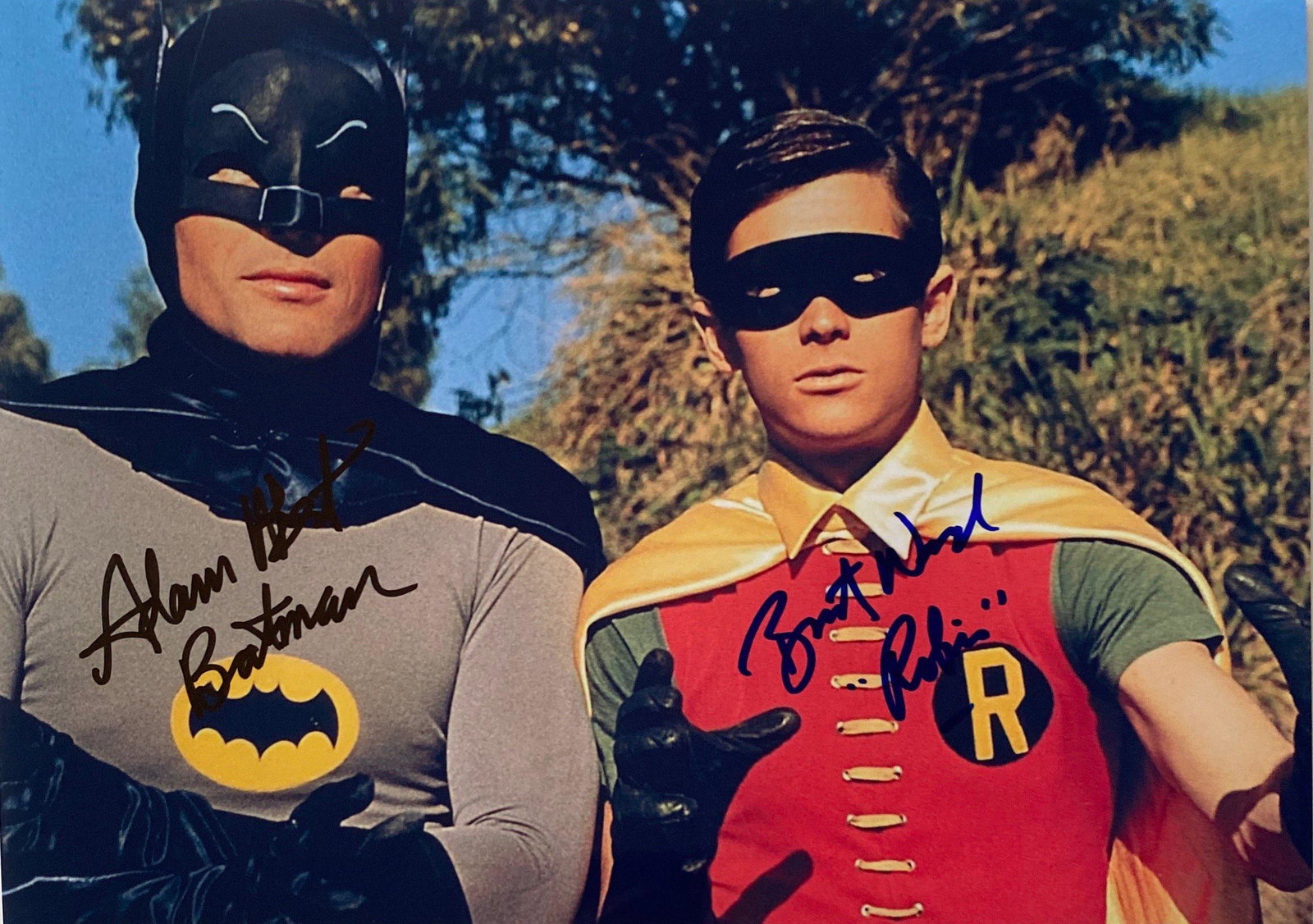 Autograph Signed Batman Photo: Category: Autograph CollectiblesSize: 8 x 10'Autograph: Burt Ward, Adam West Excellent ConditionDetails are as shown in the photos