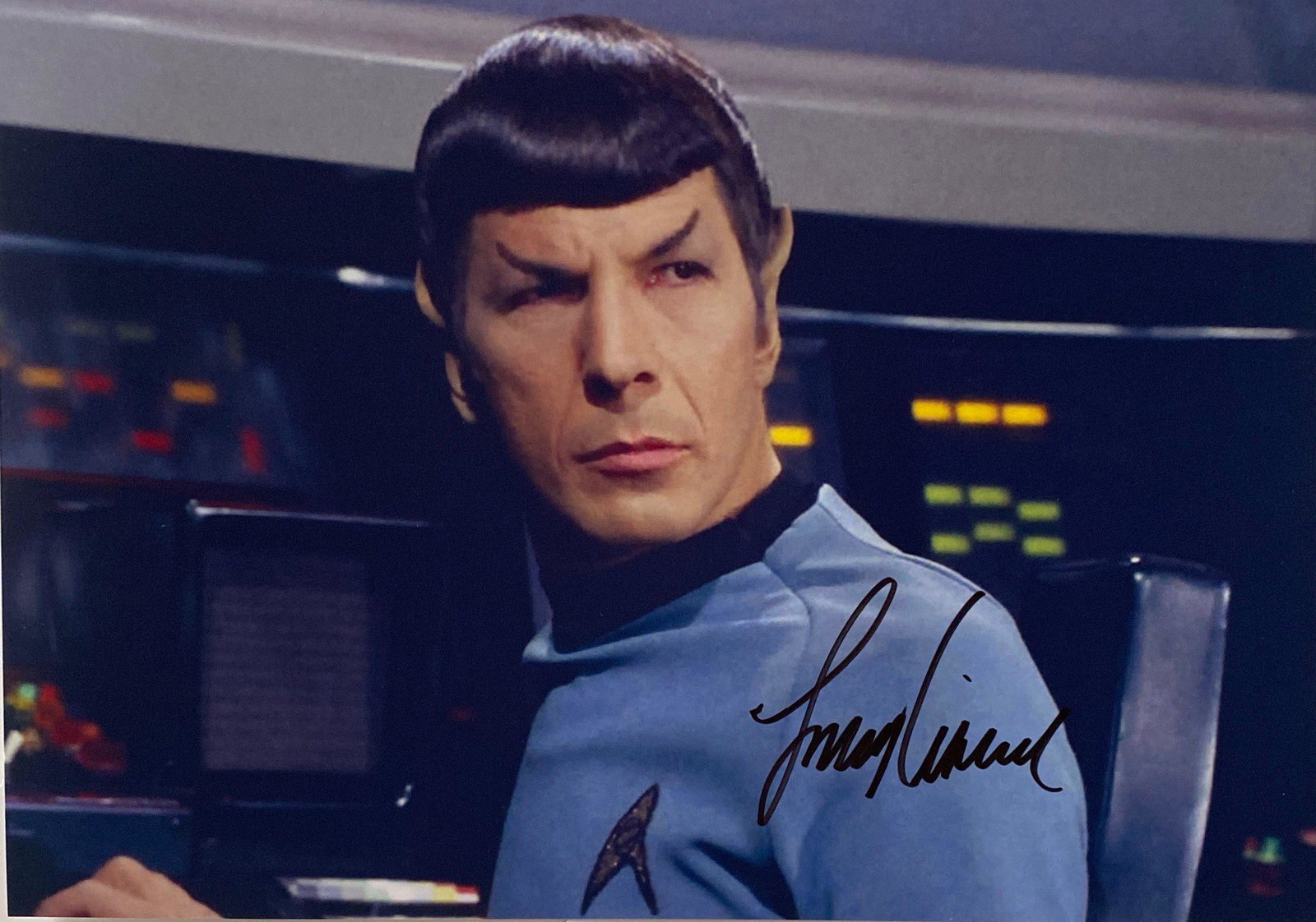 Autograph Signed Star Trek Photo: Category: Autograph CollectiblesSize: 8 x 10'Autograph: Leonard Nimoy Excellent ConditionDetails are as shown in the photos