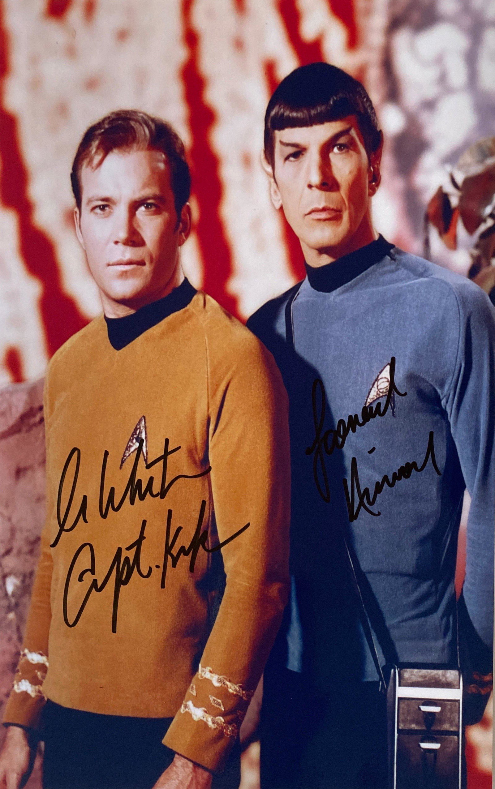 Autograph Signed Star Trek Photo: Category: Autograph CollectiblesSize: 8 x 10'Autograph: William Shatner, Leonard Nimoy Excellent ConditionDetails are as shown in the photos