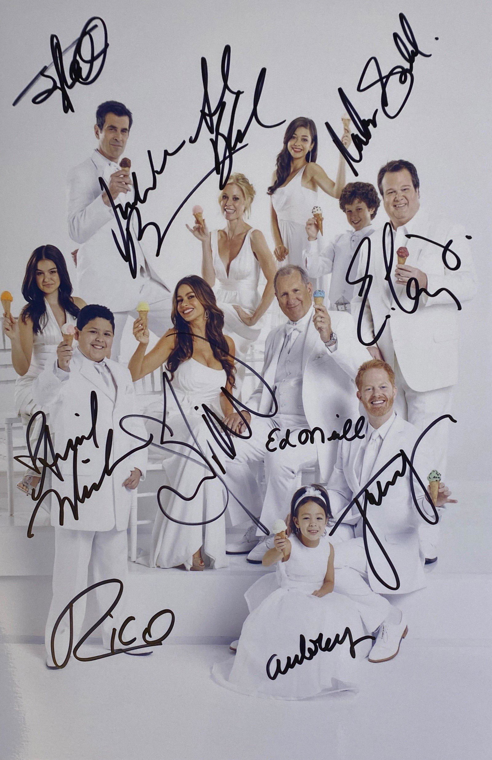 Autograph Signed Modern Family Photo: Category: Autograph CollectiblesSize: 8 x 10'Autograph: SofÃ­a Vergara, Julie Bowen, Ty Burrell, Jesse Tyler Ferguson, Sarah Hyland, Ed O'Neill, Eric Stonestreet, Ariel Winter, Nolan Gould, Rico Rod