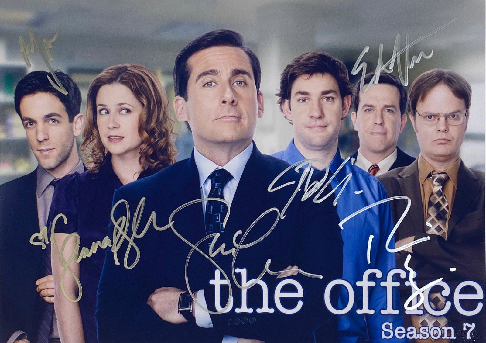 Autograph Signed The Office Photo: Category: Autograph CollectiblesSize: 8 x 10'Autograph: Steve Carell, Jenna Fischer, John Krasinski, Rainn Wilson, B.J. Novak, Ed Helms Excellent ConditionDetails are as shown in the photos
