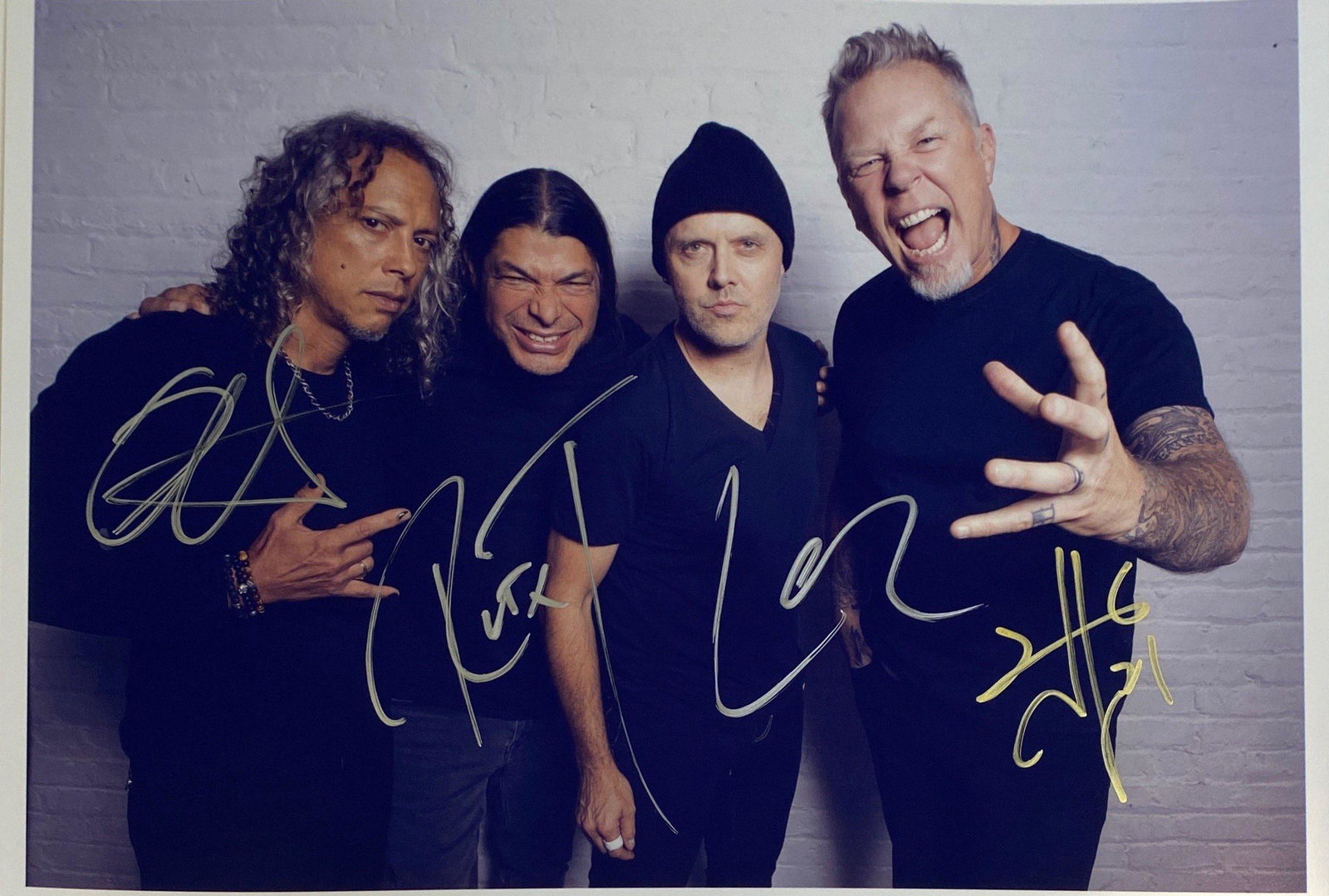 Autograph Signed METALLICA Photo: Category: Autograph CollectiblesAutograph: Cliff Burton, Kirk Hammett, James Hetfield, Lars Ulrich Excellent ConditionDetails are as shown in the photos