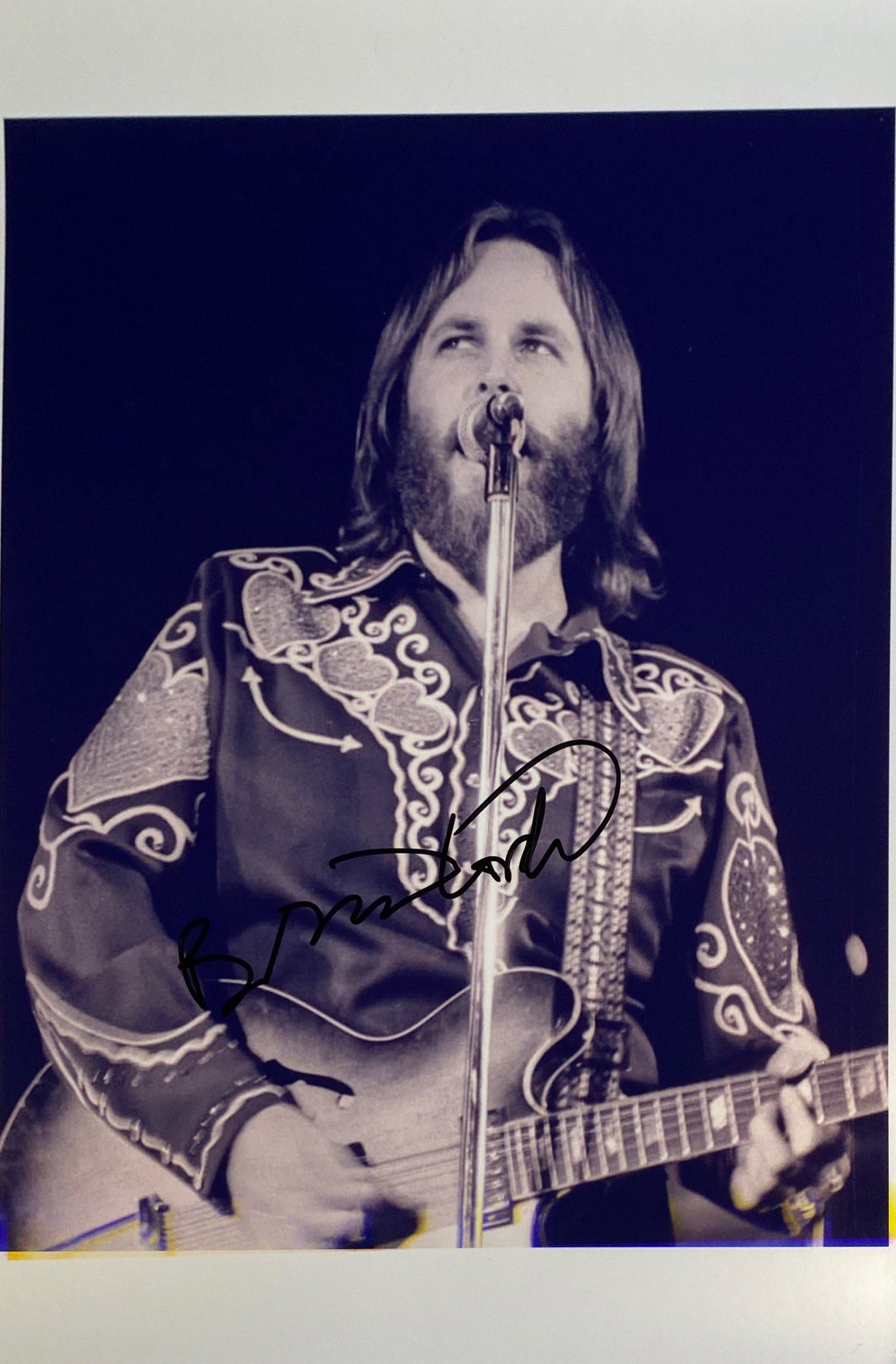 Autograph Signed Brian Wilson Photo: Category: Autograph CollectiblesAutograph: Brian Wilson Excellent ConditionDetails are as shown in the photos