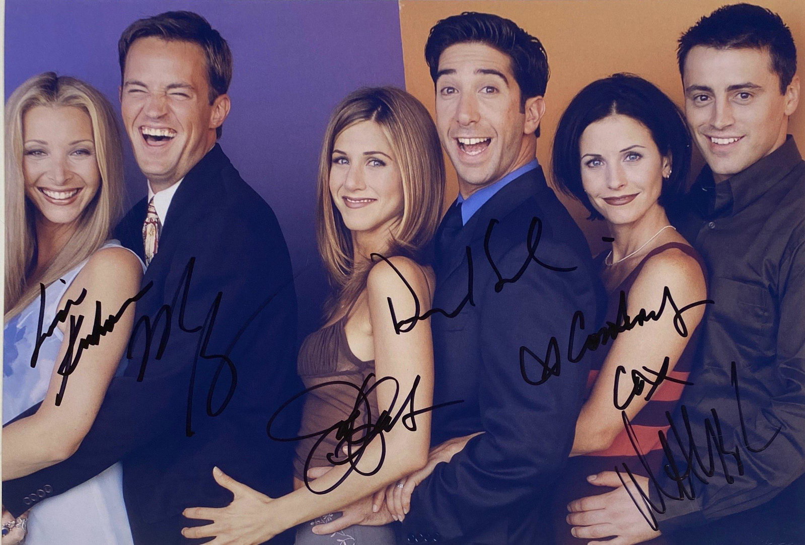 Autograph Signed FRIENDS Photo: Category: Autograph CollectiblesSize: 8 x 10'Autograph: Jennifer Aniston, Courteney Cox, Lisa Kudrow, Matt LeBlanc, Matthew Perry, David Schwimmer Excellent ConditionDetails are as shown in the photos