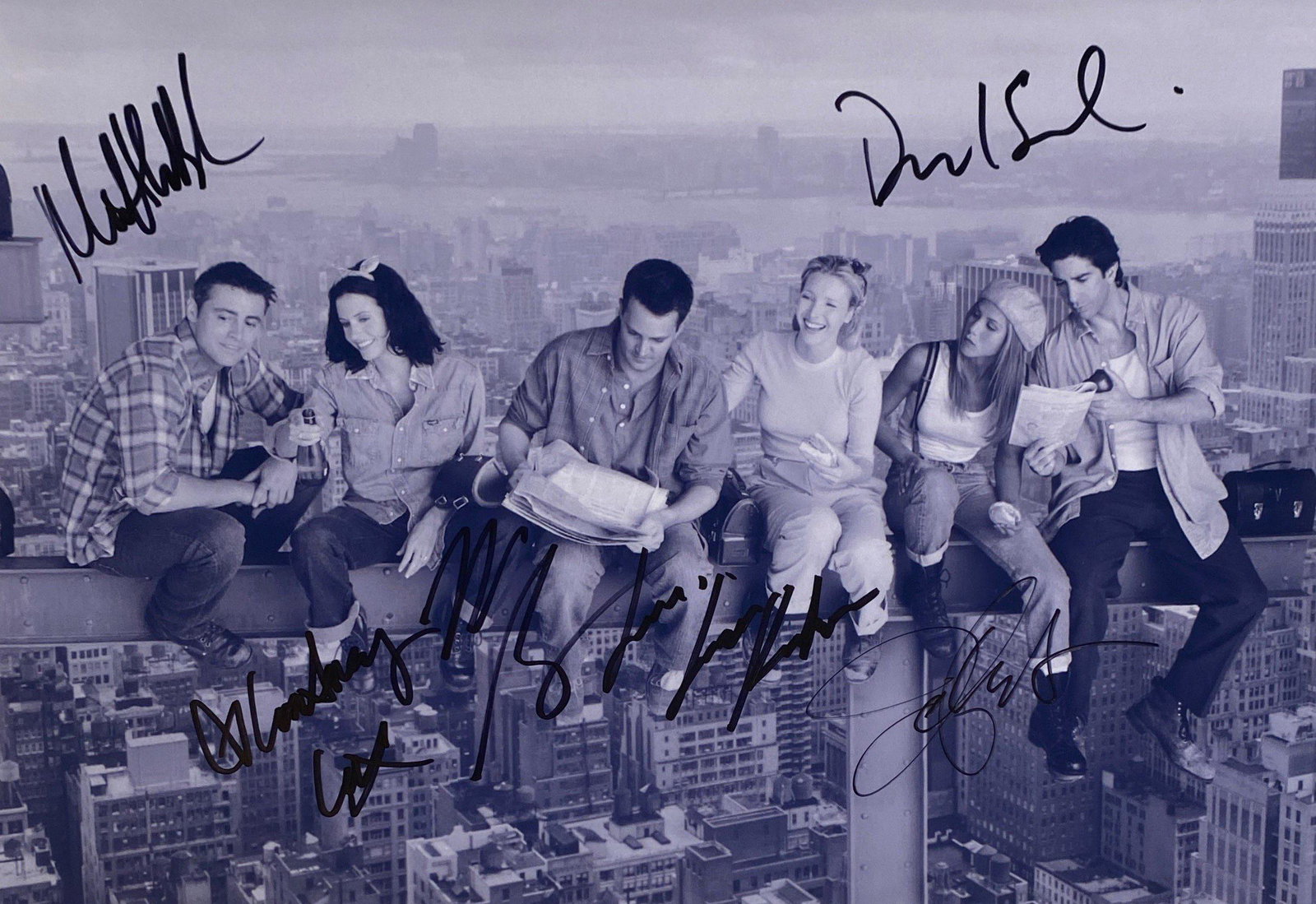 Autograph Signed FRIENDS Photo: Category: Autograph CollectiblesSize: 8 x 10'Autograph: Jennifer Aniston, Courteney Cox, Lisa Kudrow, Matt LeBlanc, Matthew Perry, David Schwimmer Excellent ConditionDetails are as shown in the photos