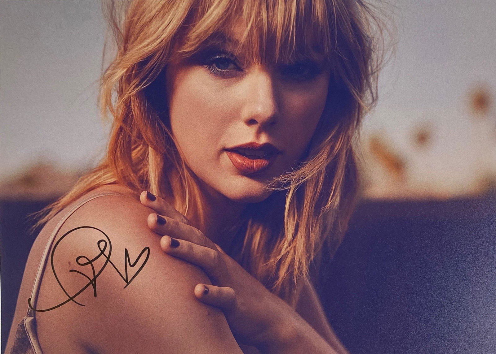 Autograph Signed Taylor Swift Photo: Category: Autograph CollectiblesSize: 8 x 10'Autograph: Taylor Swift Excellent ConditionDetails are as shown in the photos