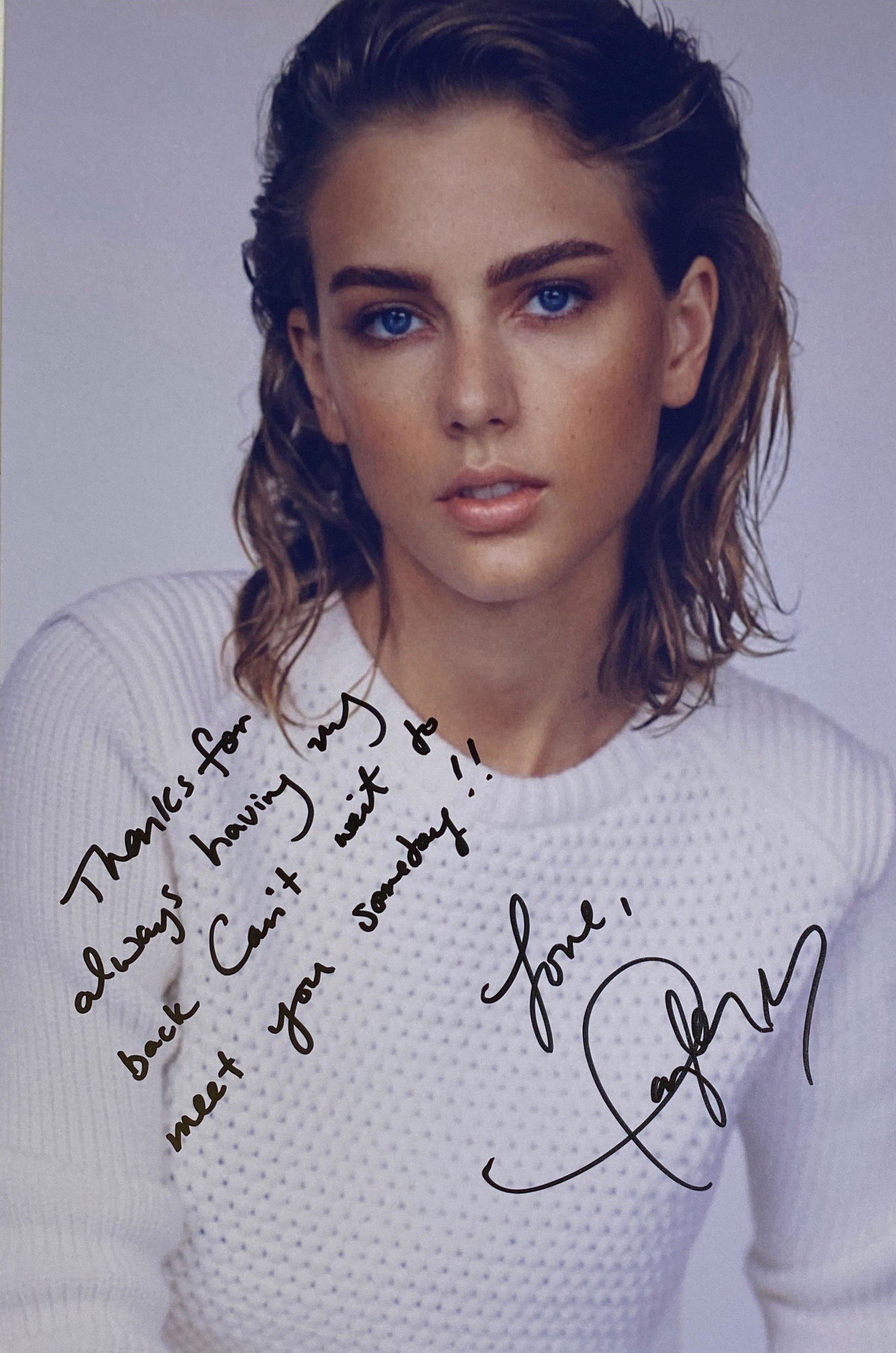 Autograph Signed Taylor Swift Photo: Category: Autograph CollectiblesSize: 8 x 10'Autograph: Taylor Swift Excellent ConditionDetails are as shown in the photos