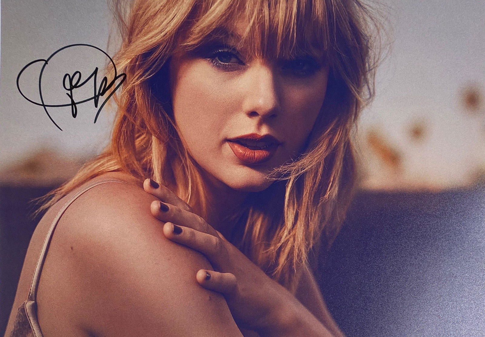 Autograph Signed Taylor Swift Photo: Category: Autograph CollectiblesSize: 8 x 10'Autograph: Taylor Swift Excellent ConditionDetails are as shown in the photos