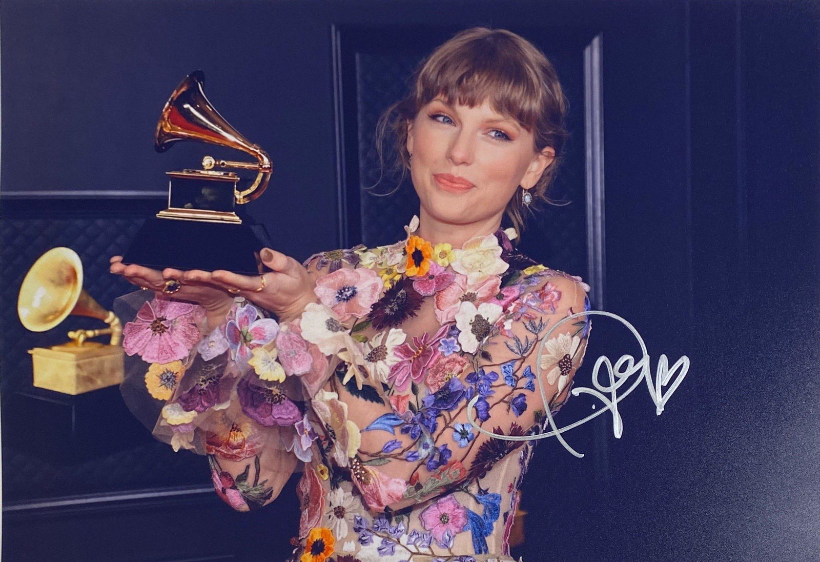 Autograph Signed Taylor Swift Photo: Category: Autograph CollectiblesSize: 8 x 10'Autograph: Taylor Swift Excellent ConditionDetails are as shown in the photos