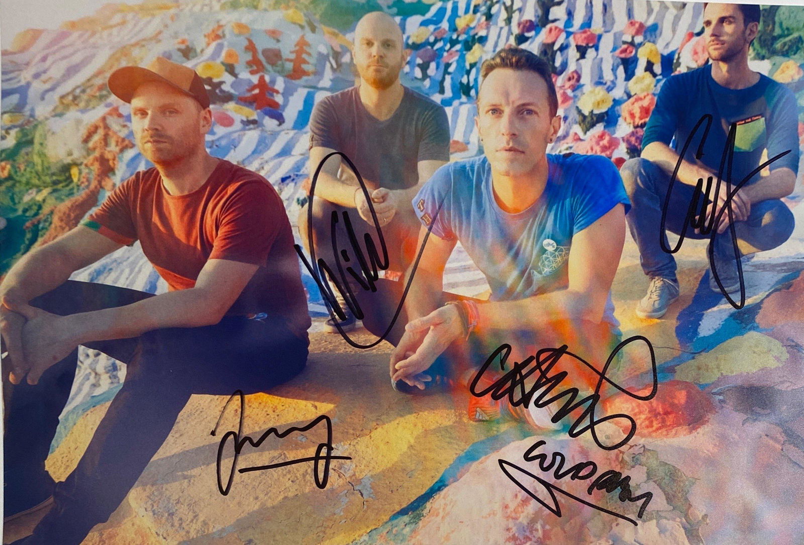 Autograph Signed Coldplay Photo: Category: Autograph CollectiblesSize: 8 x 10'Autograph: Chris Martin, Jonny Buckland, Guy Berryman, Will Champion Excellent ConditionDetails are as shown in the photos