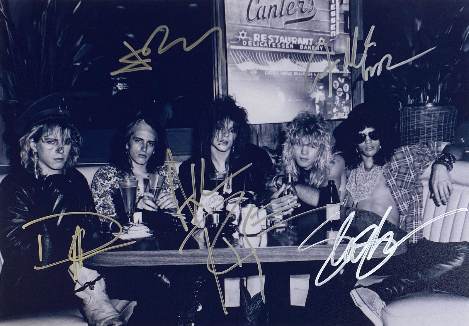Autograph Signed Guns N Roses Photo: Category: Autograph CollectiblesSize: 8 x 10'Autograph: Axl Rose, Duff McKagan, Slash, Izzy Stradlin, Steven Adler Excellent ConditionDetails are as shown in the photos